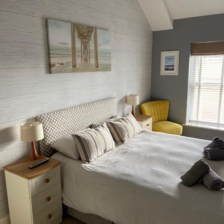 Stylish Tenby Apartment, Great Location, Parking Екстериор снимка