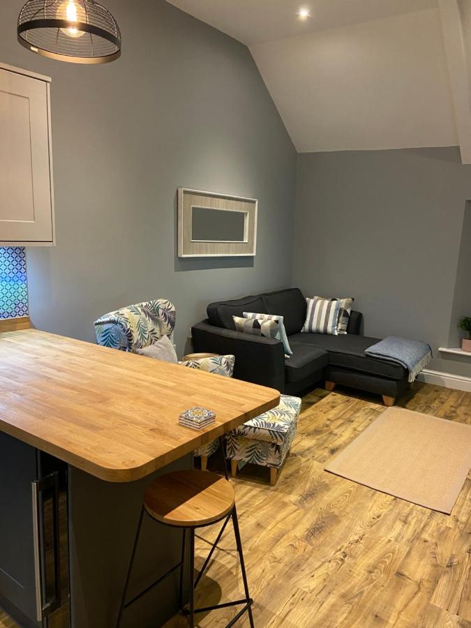 Stylish Tenby Apartment, Great Location, Parking Екстериор снимка