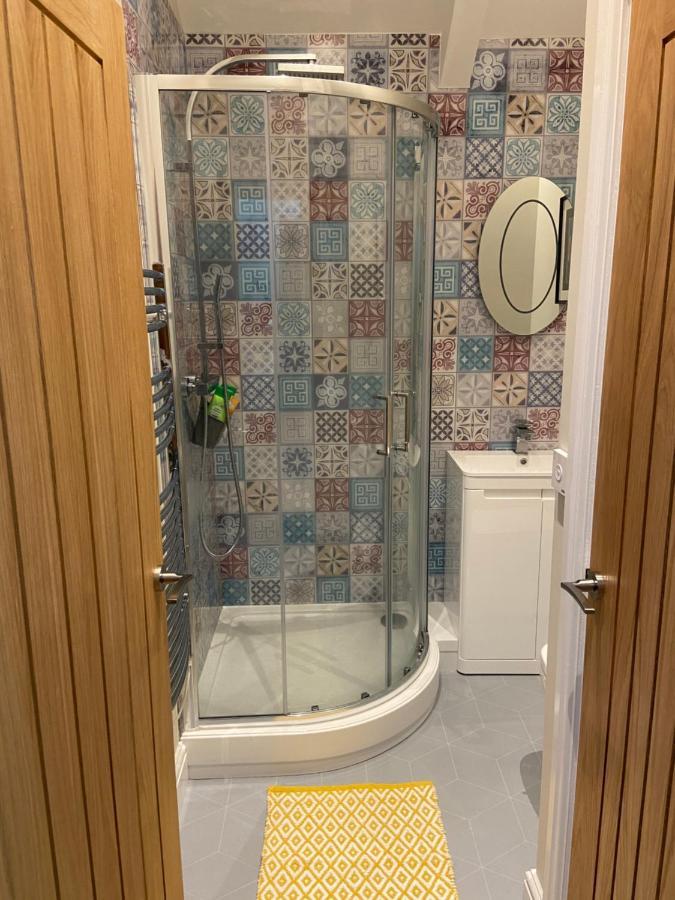 Stylish Tenby Apartment, Great Location, Parking Екстериор снимка