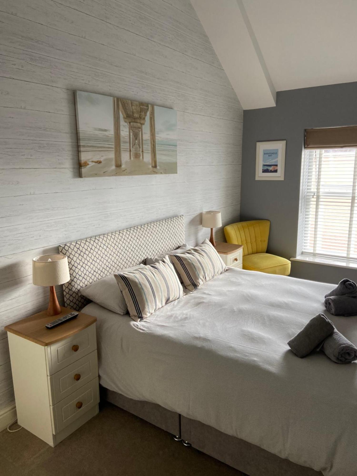Stylish Tenby Apartment, Great Location, Parking Екстериор снимка